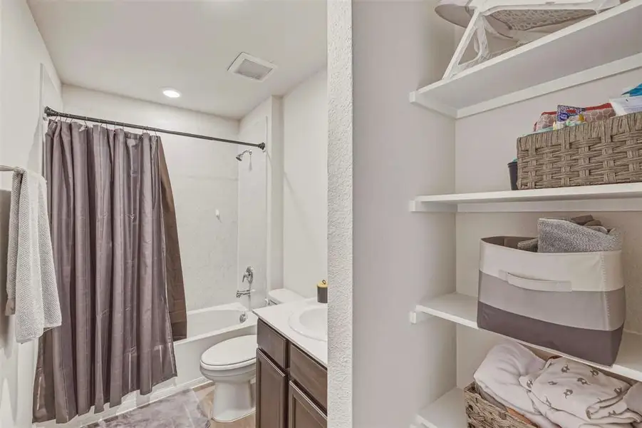 Furnished interior view inside a new home in Stonewyck Farms, Ennis (Image 20).