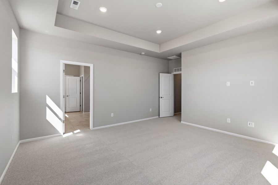 Spacious, unfurnished interior of a new home in The Estates Collection at Murphy Creek, Aurora (Image 19).