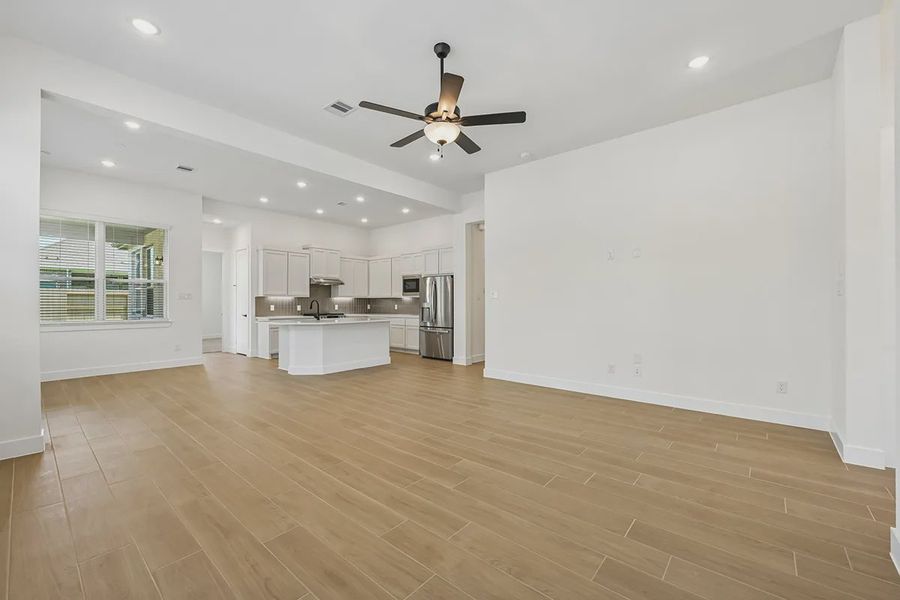 Spacious, unfurnished interior of a new home in Wood Leaf Reserve, Tomball (Image 17). Spacious, unfurnished interior of a new home in Wood Leaf Reserve, Tomball (Image 17).