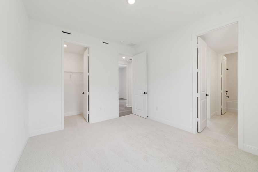 Spacious, unfurnished interior of a new home in Acuera Estates, Apopka (Image 20).