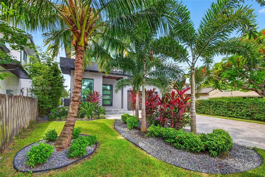 Exterior details and patio area of a home in , Fort Lauderdale (Image 38).