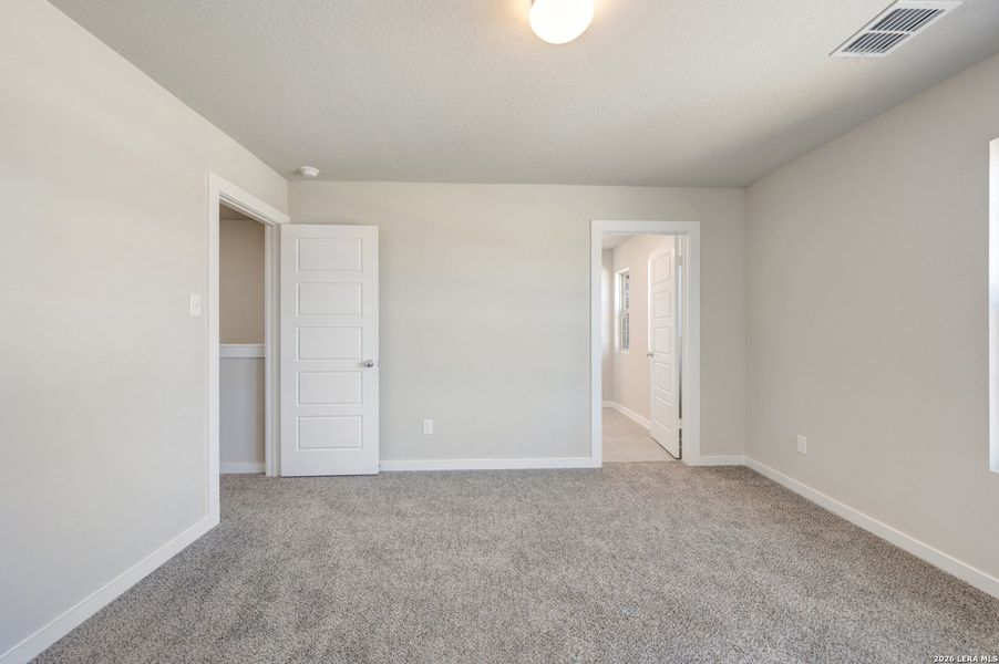 Spacious, unfurnished interior of a new home in Winding Brook, San Antonio (Image 25).