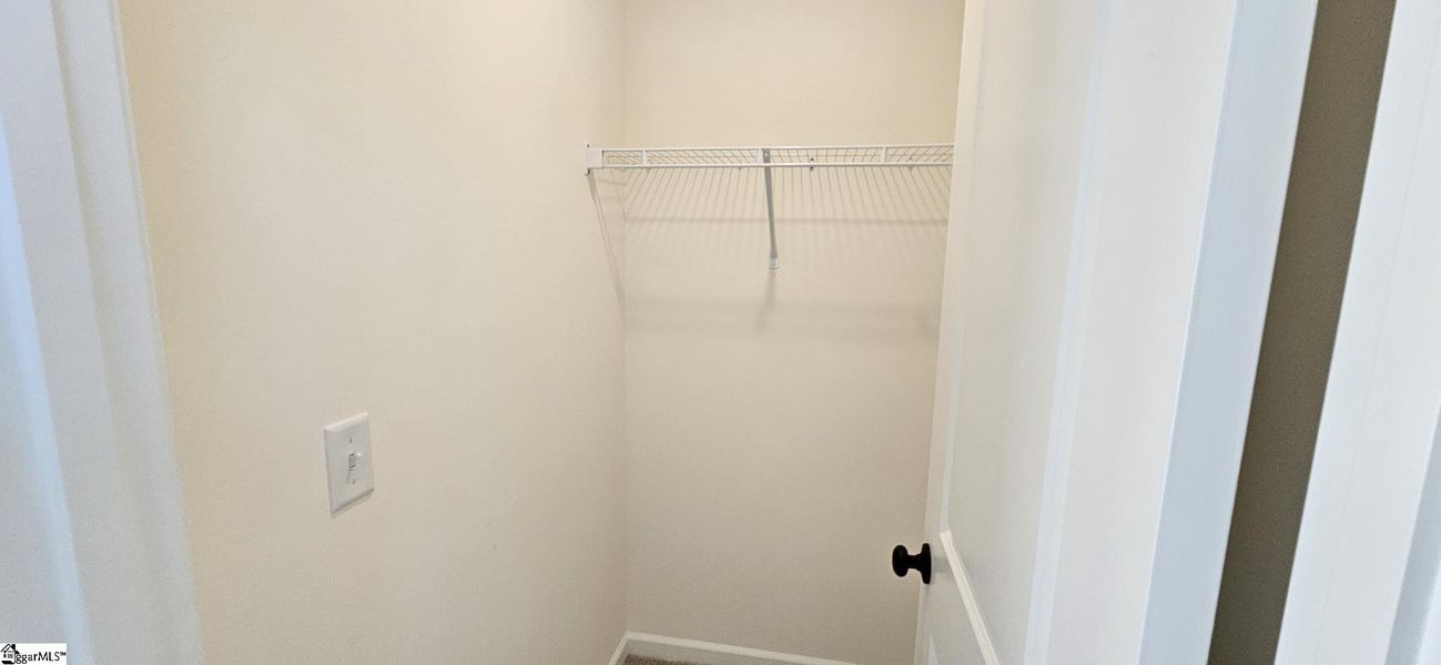 Spacious, unfurnished interior of a new home in Sedona, Greenville (Image 10).