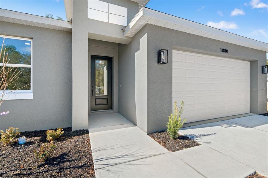 Exterior details and patio area of a home in , Citrus Springs (Image 3).