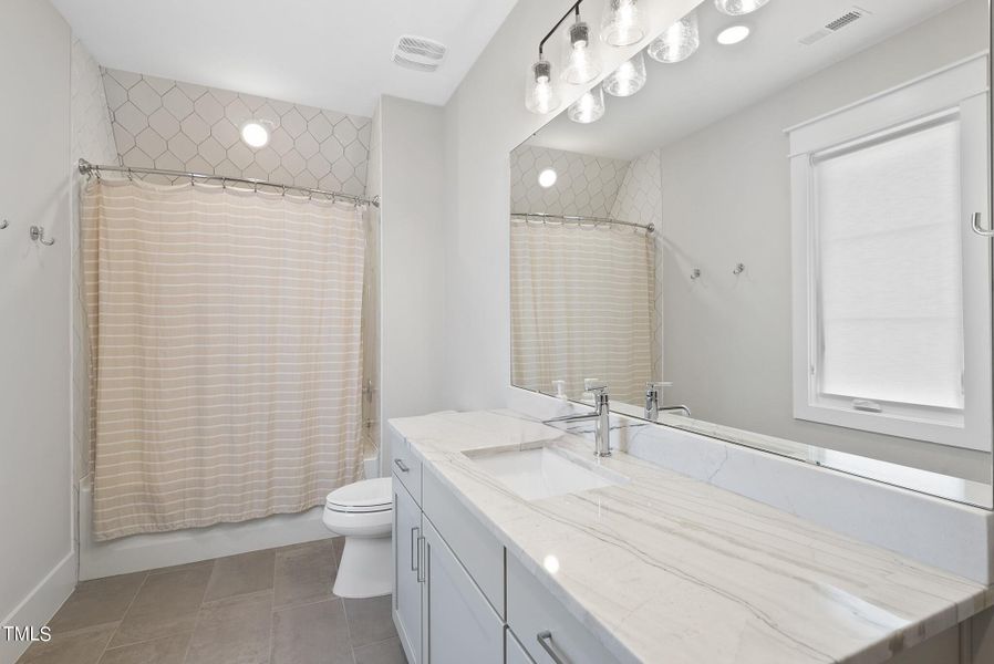 Study En-Suite Bath Study En-Suite Bath
