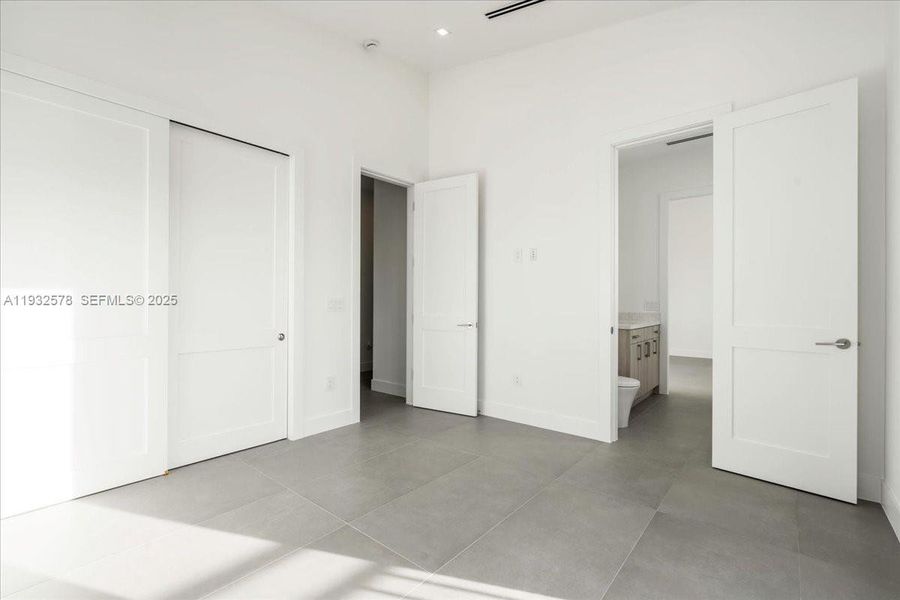 Spacious, unfurnished interior of a new home in , Marathon (Image 27).