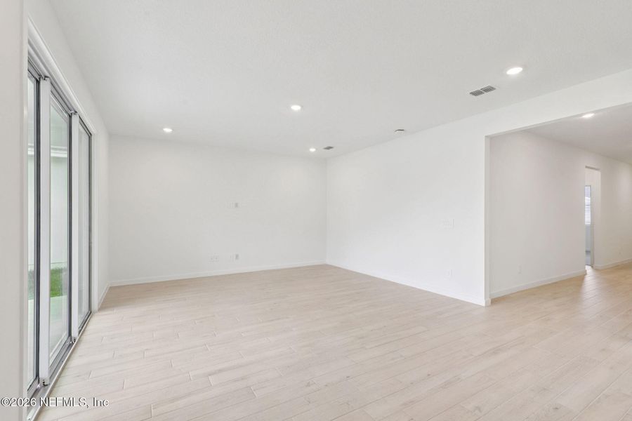 Spacious, unfurnished interior of a new home in Azalea Creek, Jacksonville (Image 22).
