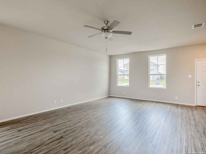 Spacious, unfurnished interior of a new home in Hannah Heights, Seguin (Image 15).