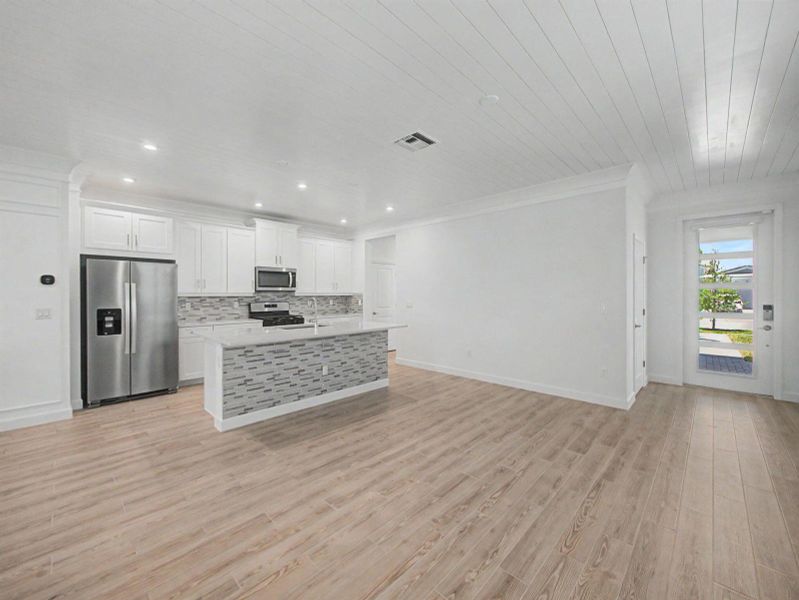 Entry/Kitchen Entry/Kitchen