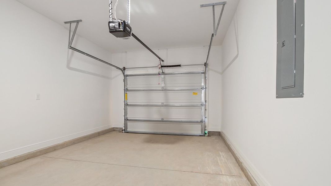 Spacious, unfurnished interior of a new home in Colonial East, Panama City Beach (Image 36). Spacious, unfurnished interior of a new home in Colonial East, Panama City Beach (Image 36).