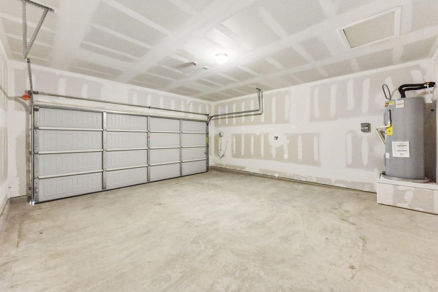 Spacious, unfurnished interior of a new home in Edgebrooke, Pflugerville (Image 27).