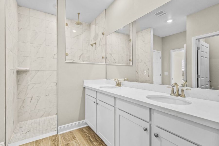 Furnished interior view inside a new home in Lake Merial, Panama City (Image 6).