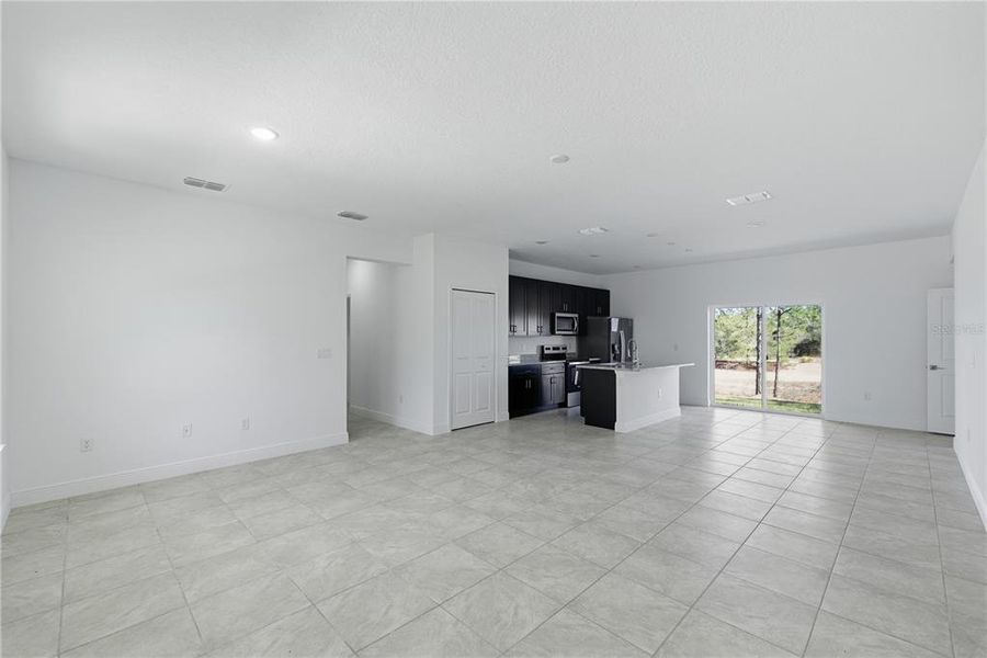 Spacious, unfurnished interior of a new home in , Citrus Springs (Image 20).