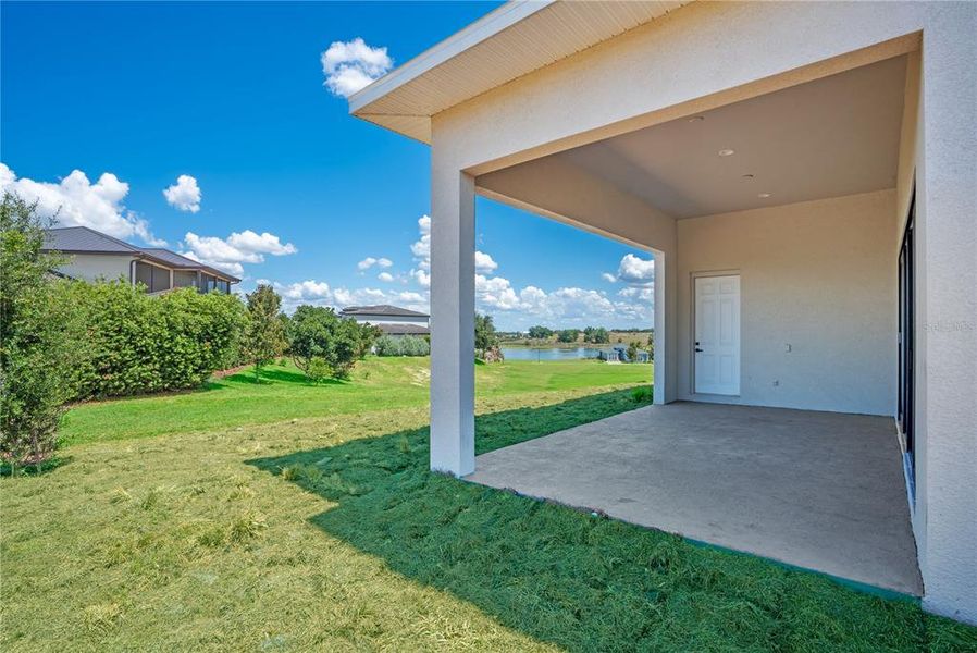 Exterior details and patio area of a home in , Lake Alfred (Image 25).