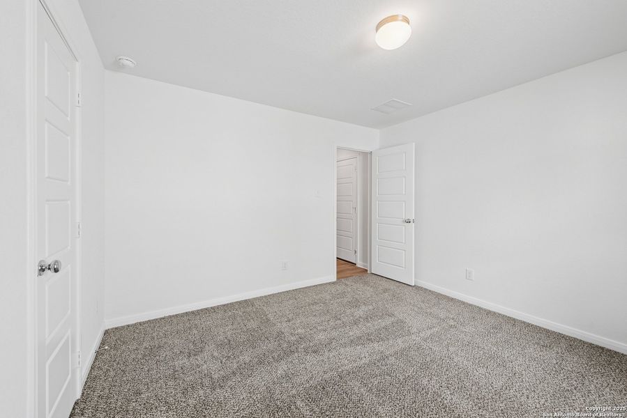 Spacious, unfurnished interior of a new home in Park Place, New Braunfels (Image 15).