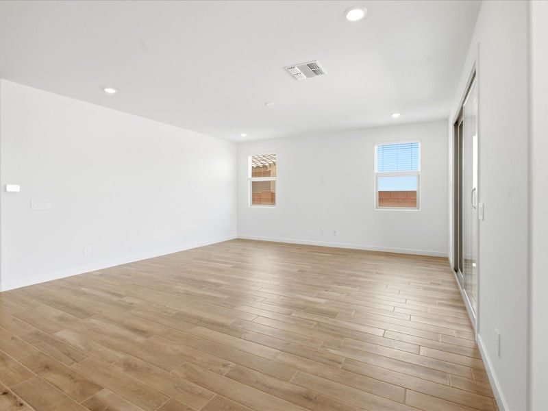 Spacious, unfurnished interior of a new home in Naranja Trails, Oro Valley (Image 12).