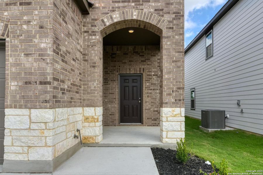 Exterior details and patio area of a home in Meadows at Hennersby Hollow 40's, San Antonio (Image 4).