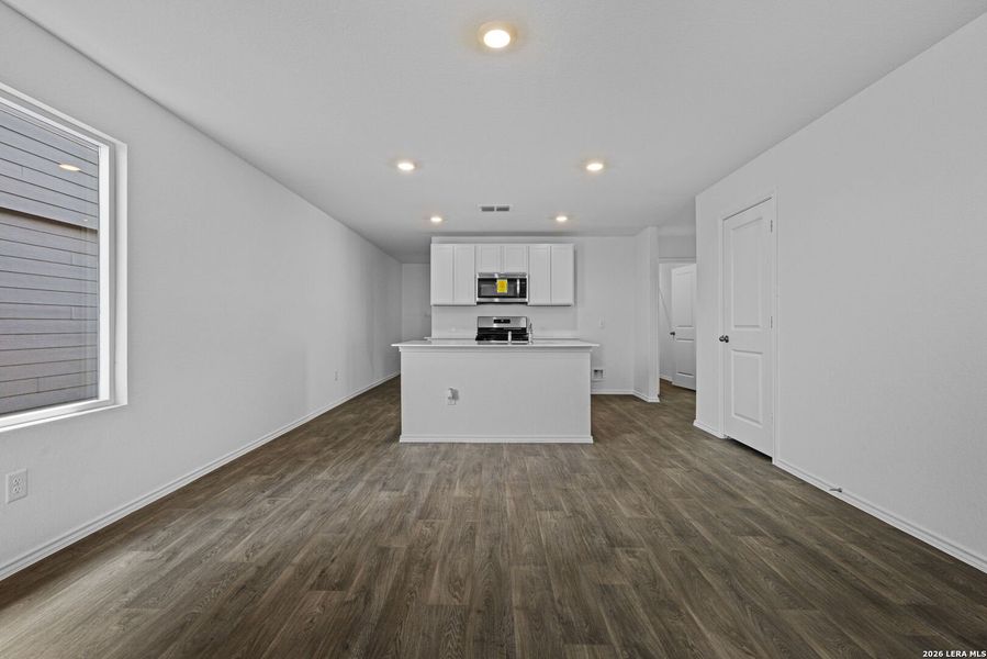 Spacious, unfurnished interior of a new home in Avenida, Converse (Image 12).