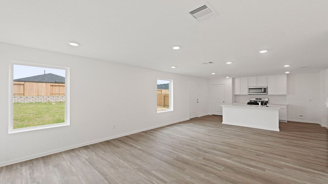 Representative unfurnished interior of a home built from the Davis by D.R. Horton in Lake Conroe Cove, Willis (Image 14).