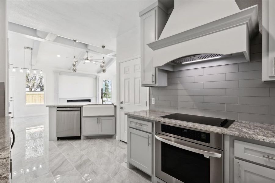 Beautiful kitchen with gorgeous finishes and cabinetry!