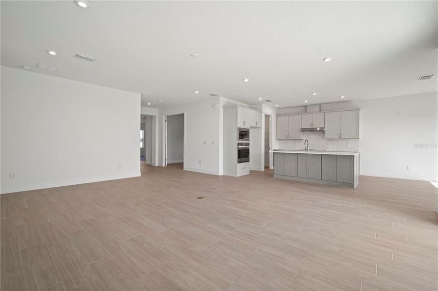 Spacious, unfurnished interior of a new home in Fieldstone, Plant City (Image 26).