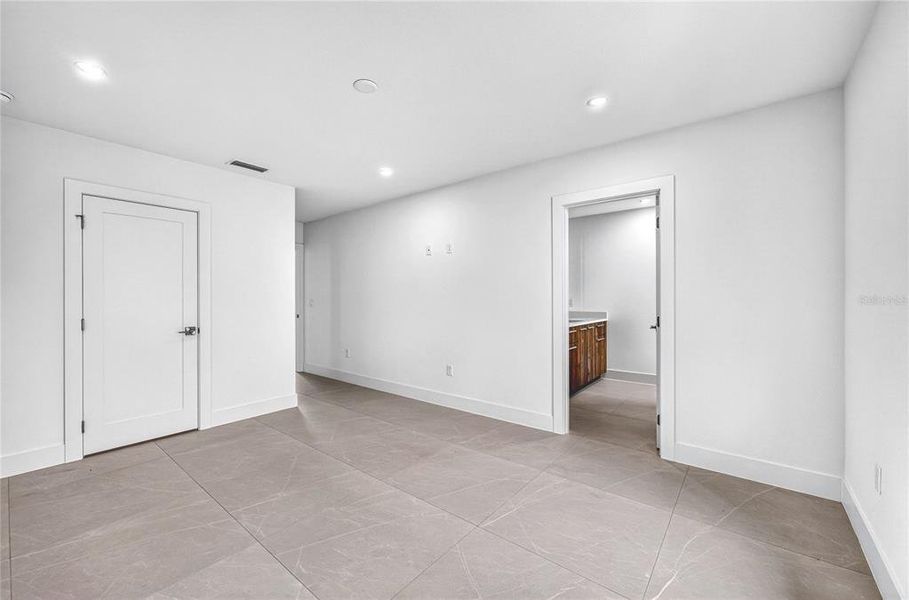 Spacious, unfurnished interior of a new home in , Sarasota (Image 57).