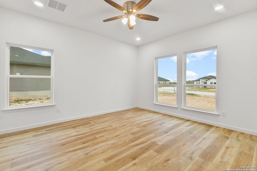 Spacious, unfurnished interior of a new home in , La Vernia (Image 22).