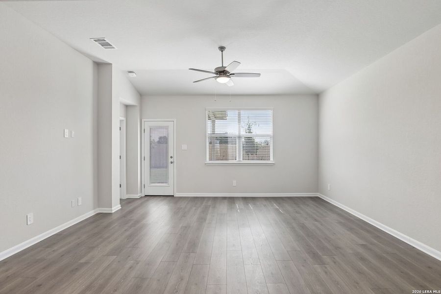 Spacious, unfurnished interior of a new home in Thomas Pond, San Antonio (Image 45).