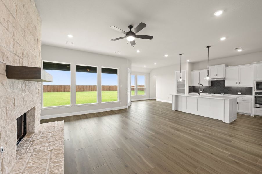 Spacious, unfurnished interior of a new home in Myrtle Creek, Waxahachie (Image 15).