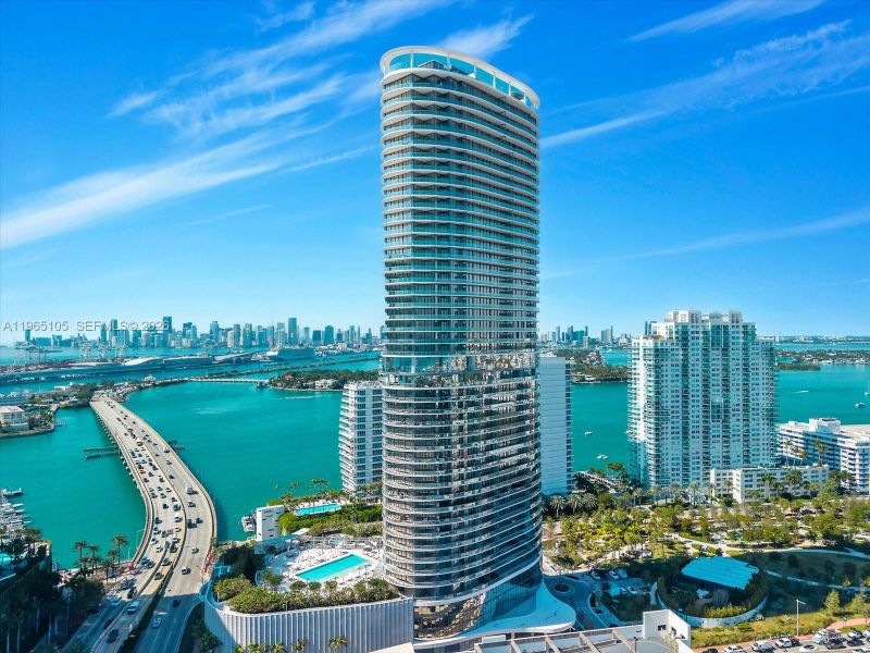 Condo located in Miami Beach, FL showcasing its design and architecture (Image 33).