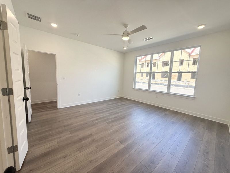 Unfurnished room featuring a ceiling fan, dark wood-style floors, and recessed lighting
