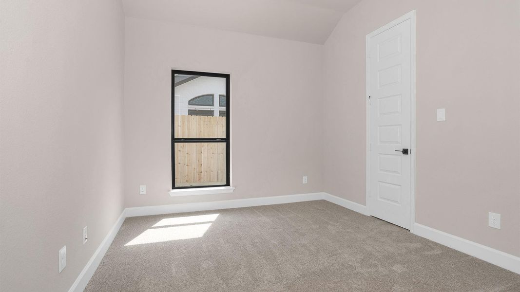 Spacious, unfurnished interior of a new home in Sienna, Missouri City (Image 8).