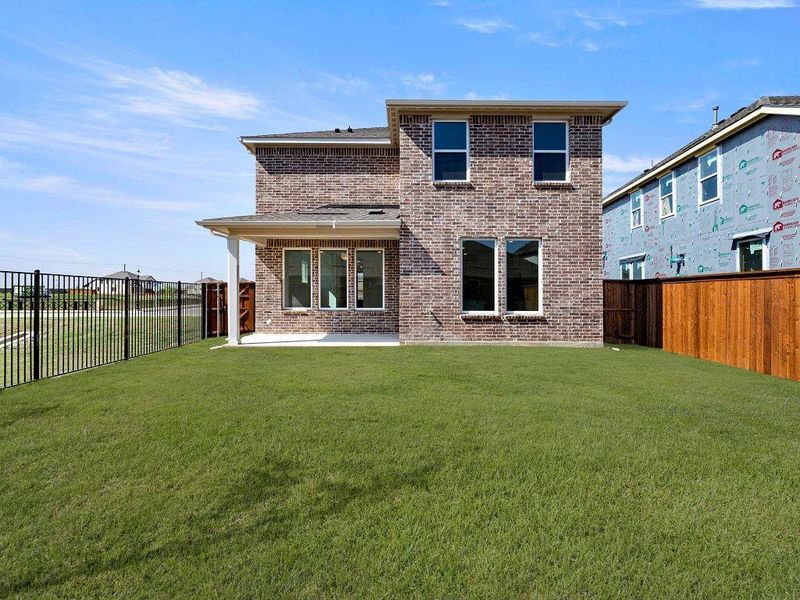 Exterior details and patio area of a home in Creekview Fossil Ridge, Pilot Point (Image 3).