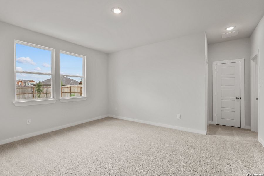 Spacious, unfurnished interior of a new home in Cinco Lakes, San Antonio (Image 18).