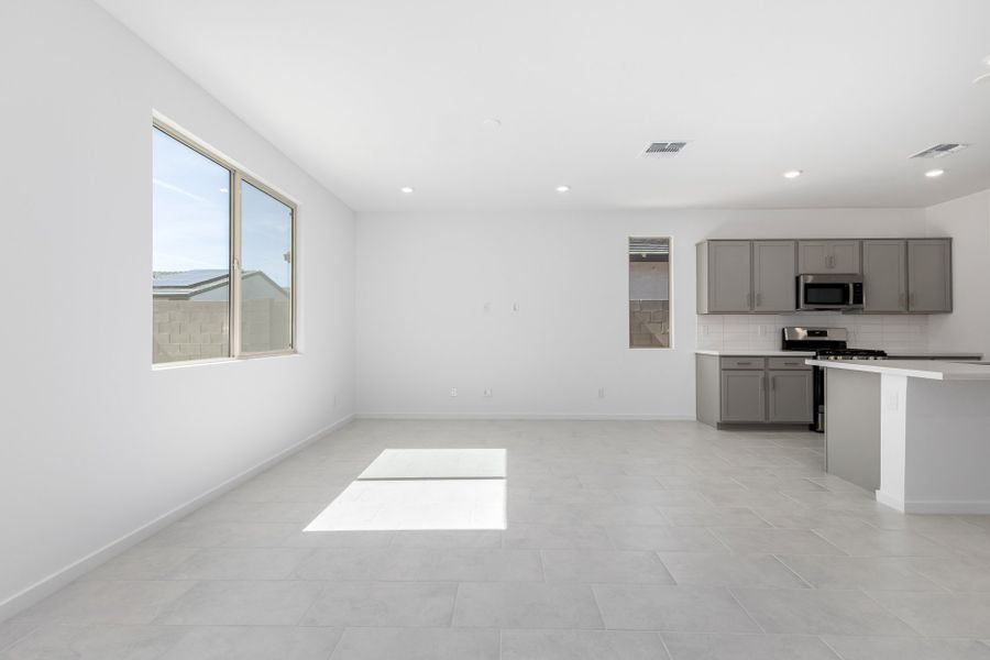 Spacious, unfurnished interior of a new home in Frontera, Surprise (Image 7).