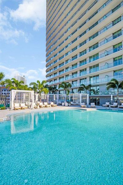 Condo located in St. Petersburg, FL showcasing its design and architecture (Image 31).