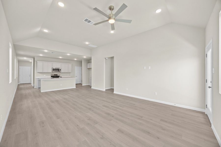 Spacious, unfurnished interior of a new home in Trinity Ranch, Elgin (Image 20).