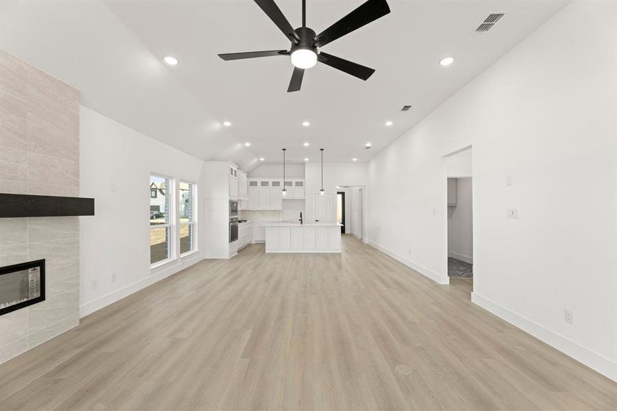 Spacious, unfurnished interior of a new home in Valencia on The Lake, Little Elm (Image 17).