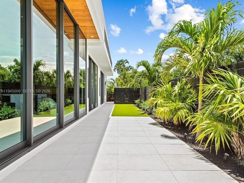 Exterior details and patio area of a home in , Fort Lauderdale (Image 3).