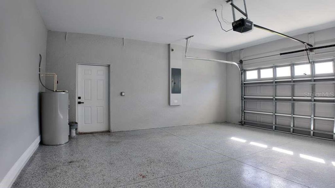 Spacious, unfurnished interior of a new home in , Sebring (Image 8).