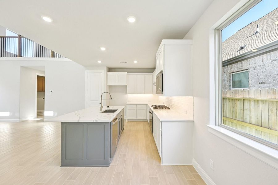 Furnished interior view inside a new home in Evergreen 40', Conroe (Image 12).