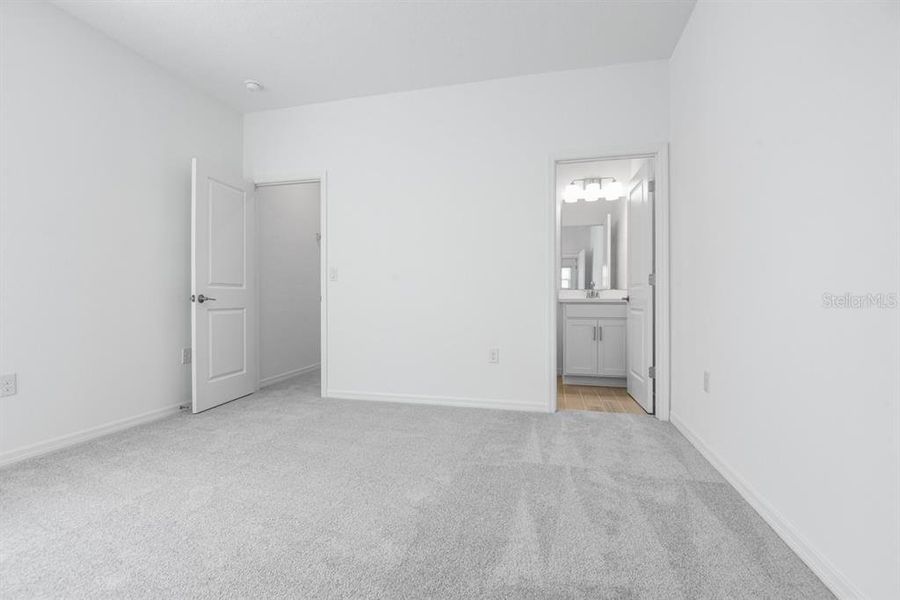 Spacious, unfurnished interior of a new home in Ardisia Park, New Smyrna Beach (Image 37).