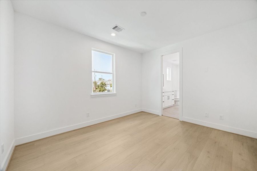 Spacious, unfurnished interior of a new home in , Houston (Image 23).