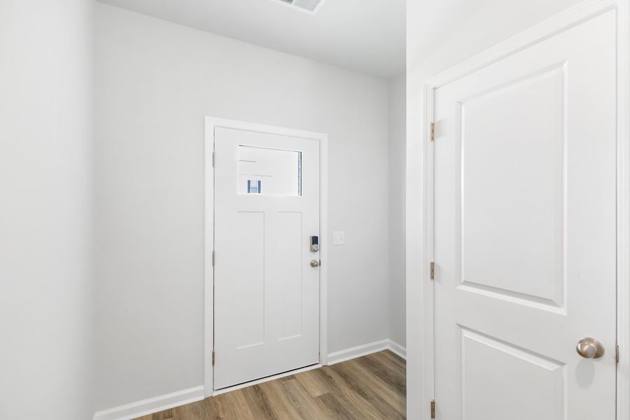 Spacious, unfurnished interior of a new home in Carolina Groves, Moncks Corner (Image 24).