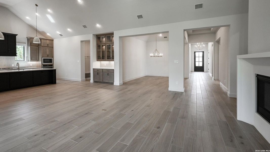 Spacious, unfurnished interior of a new home in Kinder Ranch, San Antonio (Image 25).