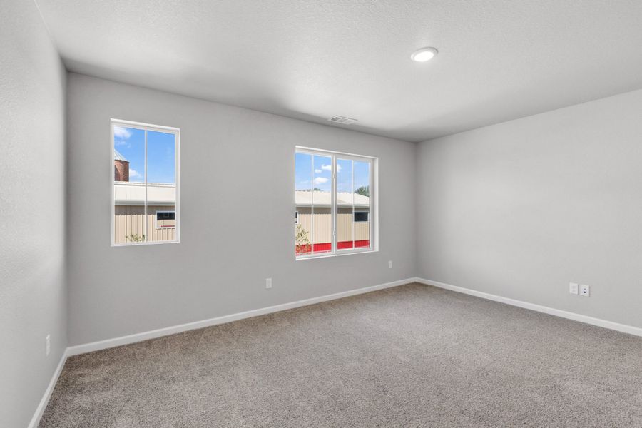 Spacious, unfurnished interior of a new home in Spring Valley, Longmont (Image 23).
