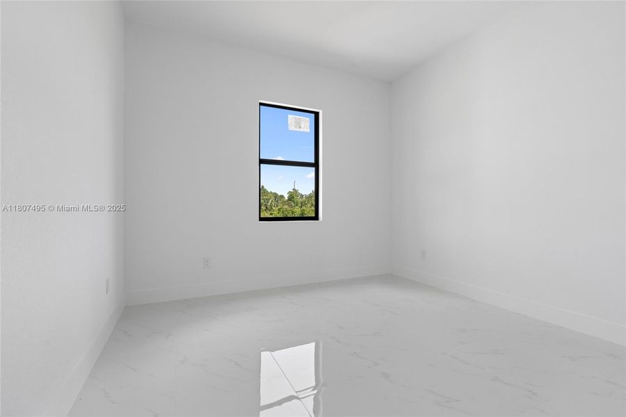 Spacious, unfurnished interior of a new home in , Lehigh Acres (Image 9).