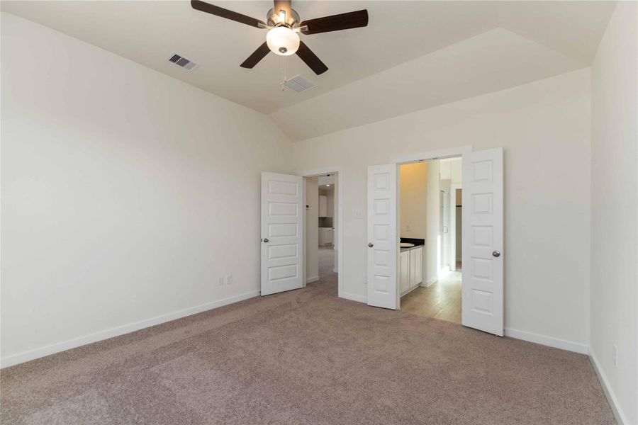 Spacious, unfurnished interior of a new home in Granger Pines, Conroe (Image 25).