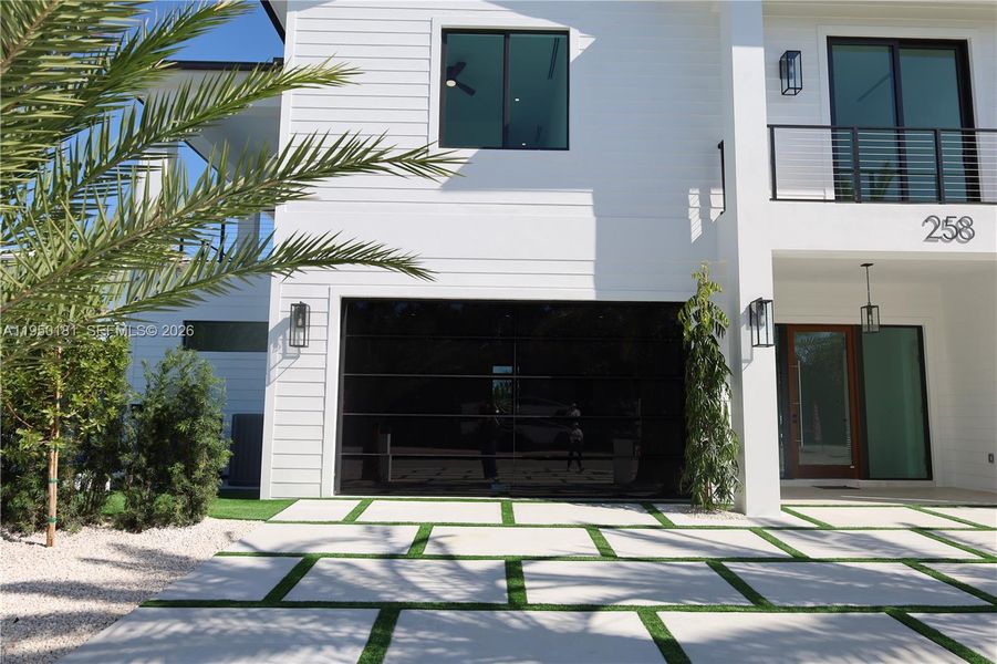 Exterior details and patio area of a home in , Key Largo (Image 3).