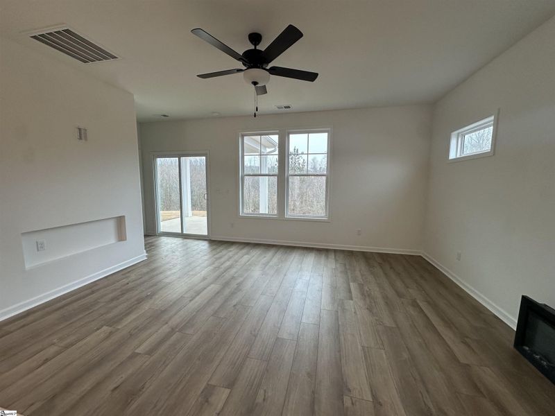 Spacious, unfurnished interior of a new home in Shiloh Trail, Wellford (Image 24).